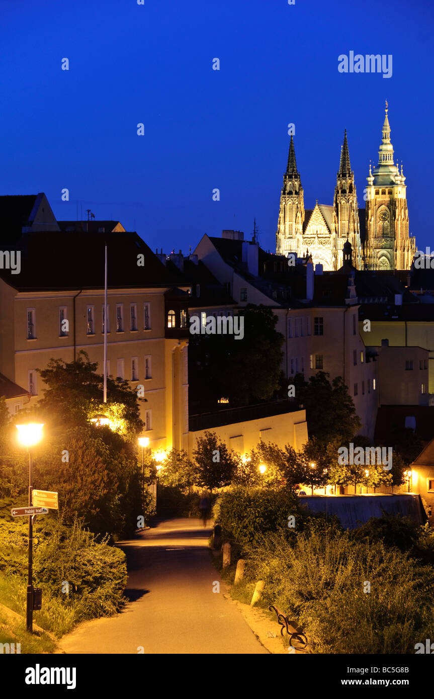 Castello di Praga Cattedrale di San Vito illuminata al tramonto Praga Repubblica Ceca // PRAGA, Repubblica Ceca - le guglie gotiche illuminate della cattedrale di San Vito si innalzano al tramonto sopra il complesso del castello di Praga. La cattedrale è l'edificio più importante all'interno del castello, una fortificazione storica fondata nel IX secolo che è stata la sede del potere dei re boemi. Oggi, il castello è l'ufficio ufficiale del presidente della Repubblica Ceca. Con una superficie di quasi 70.000 metri quadrati (750.000 piedi quadrati), è ampiamente considerato il più grande complesso di castelli antichi del mondo. L'intero Histor Foto Stock Castello di Praga Cattedrale di San Vito illuminata al tramonto Praga Repubblica Ceca // PRAGA, Repubblica Ceca - le guglie gotiche illuminate della cattedrale di San Vito si innalzano al tramonto sopra il complesso del castello di Praga. La cattedrale è l'edificio più importante all'interno del castello, una fortificazione storica fondata nel IX secolo che è stata la sede del potere dei re boemi. Oggi, il castello è l'ufficio ufficiale del presidente della Repubblica Ceca. Con una superficie di quasi 70.000 metri quadrati (750.000 piedi quadrati), è ampiamente considerato il più grande complesso di castelli antichi del mondo. L'intero Histor Foto Stock
