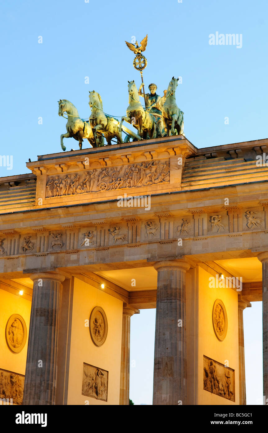 Porta di Brandeburgo Quadriga Berlino Germania // colpo al crepuscolo della porta di Brandeburgo (Brandenburger Tor) a Berlino, Germania, con i colmi e la quadriga, un carro trainato da quattro cavalli guidati da Vittoria. Foto Stock