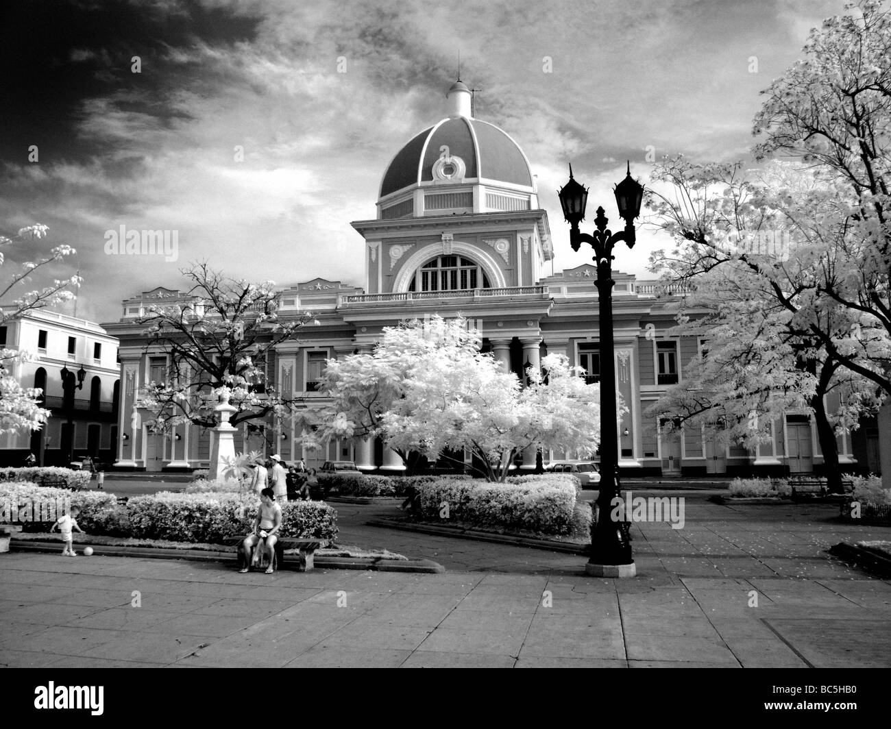 Infra Rosso dell'edificio a Cienfuegos Cuba chiamato l'Assemblea Provinciale del potere popolare nella piazza centrale del paese Foto Stock