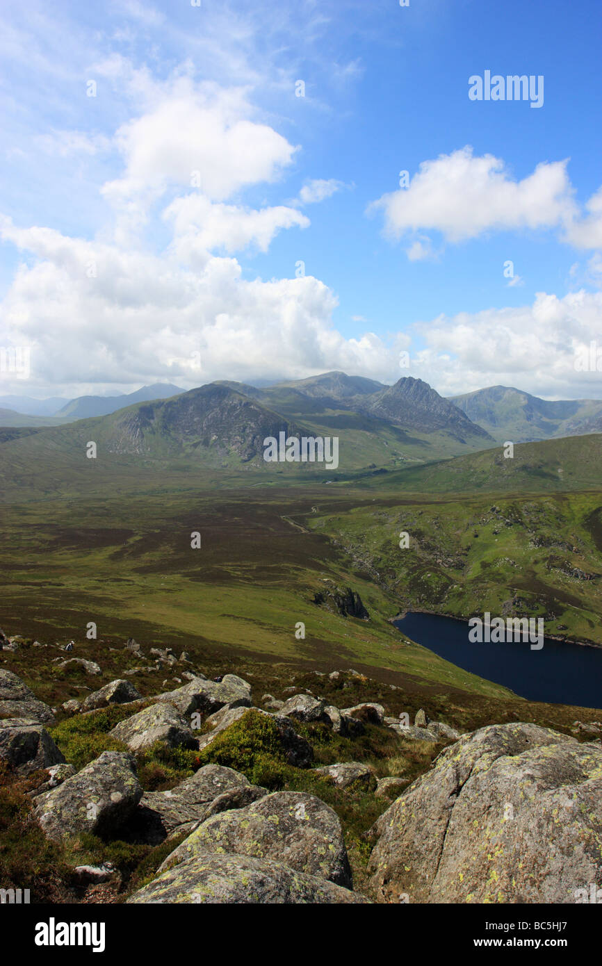La vista delle montagne di Snowdonia, mostrando (L-R) Gallt yr Ogof, Glyder Fach, Tryfan, Y Garn, con Llyn Cowlyd davanti Foto Stock