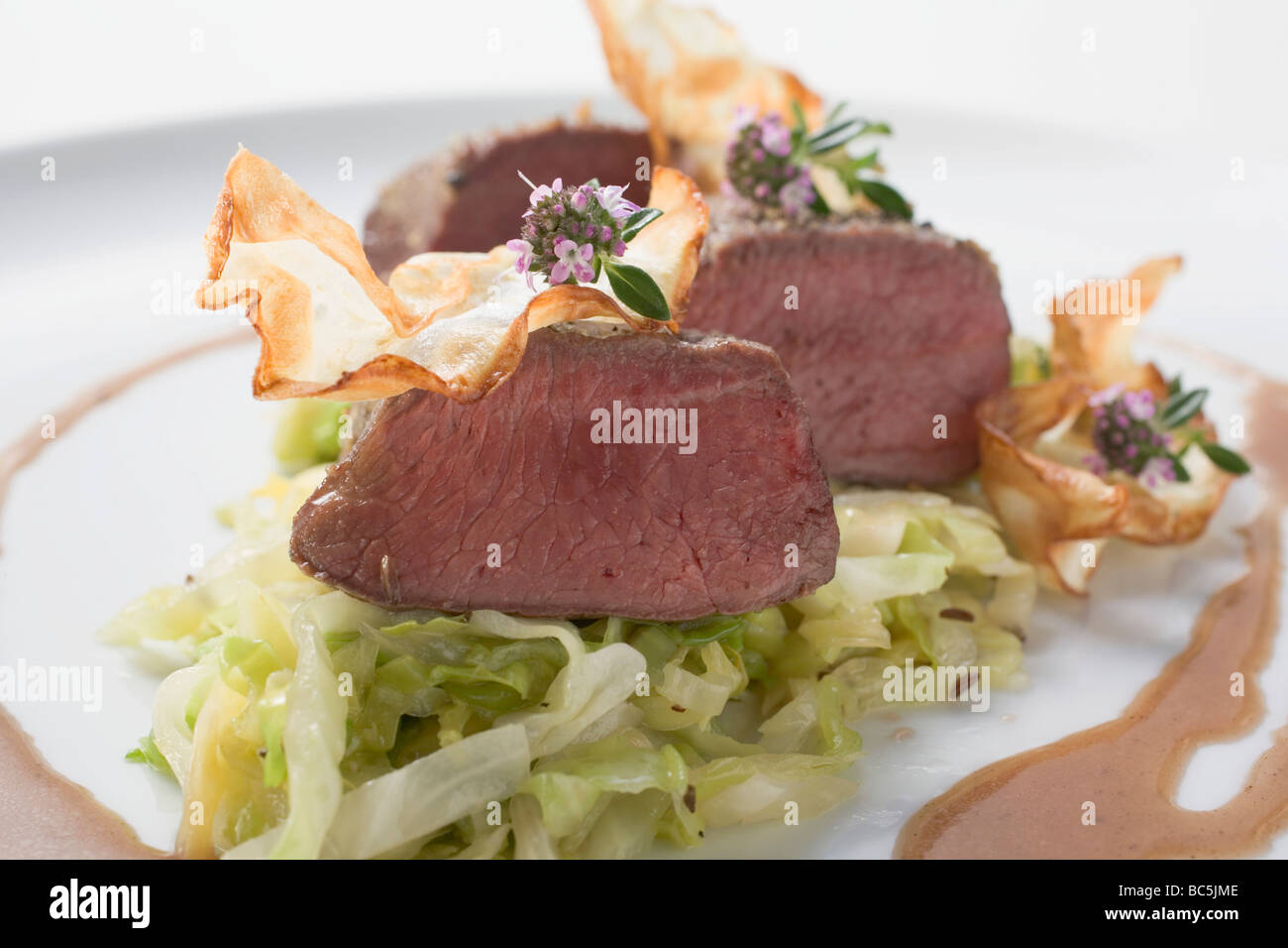 Arrosto di filetto di cervo con cavolo bianco - Foto Stock