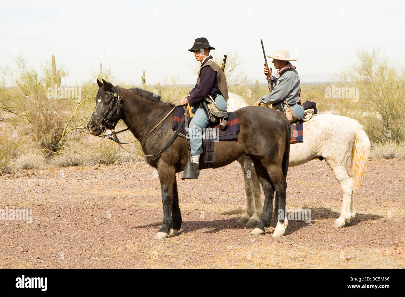 Le truppe di cavalleria sul modo per il campo di battaglia durante una guerra civile rievocazione storica a picco Picacho stato parco Arizona Marzo 2007 Foto Stock