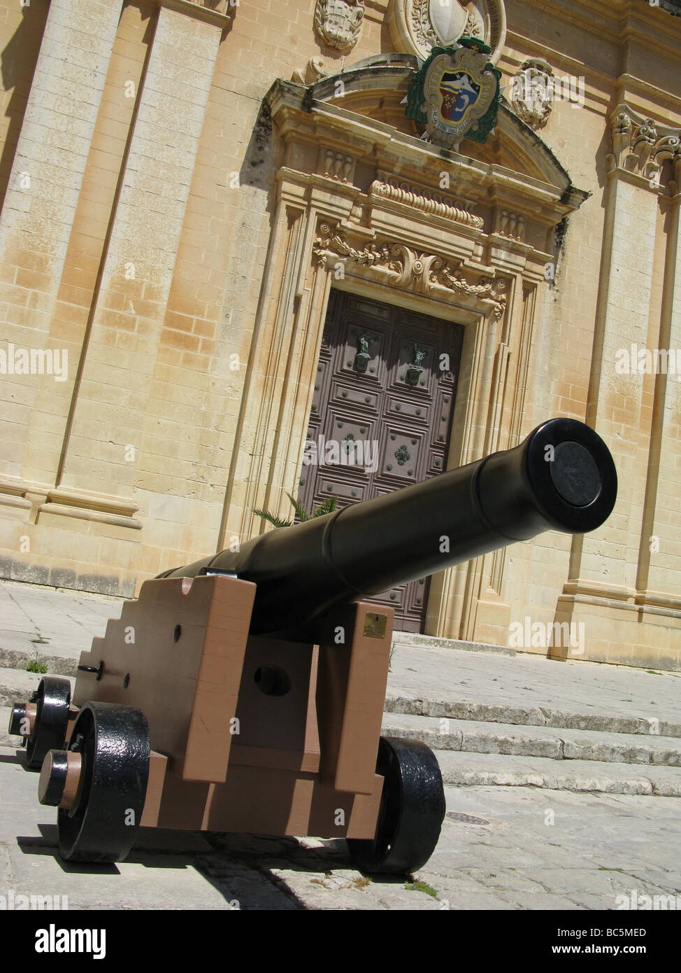 Il cannone fuori dalla cattedrale di St Paul, Piazza San nottolino, Mdina, Malta, Mediterraneo, Europa Foto Stock