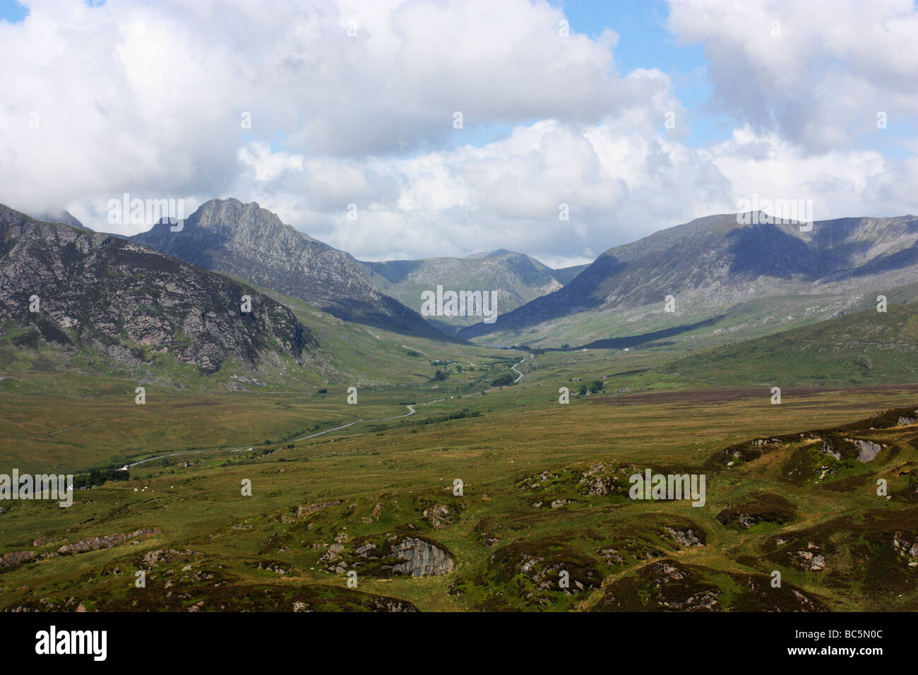 Le montagne di Snowdonia intorno alla valle Ogwen, mostrando (L-R) Tryfan, Foel Goch e penna yr Wen Ole Foto Stock