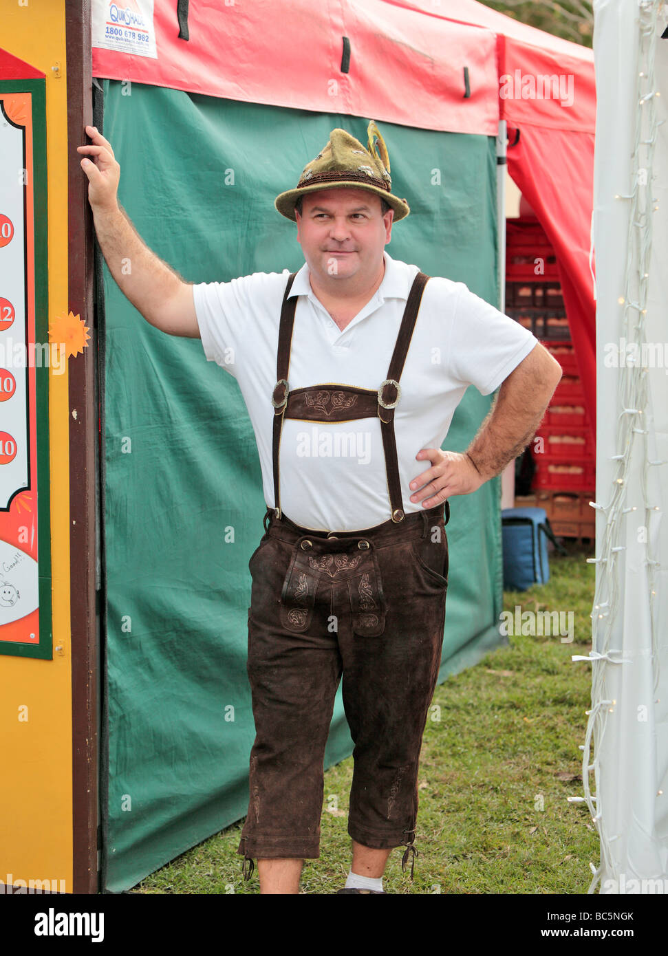 Venditore di salsiccia vestito in costume bavarese come una visualizzazione  dei suoi prodotti alimentari tedeschi Foto stock - Alamy