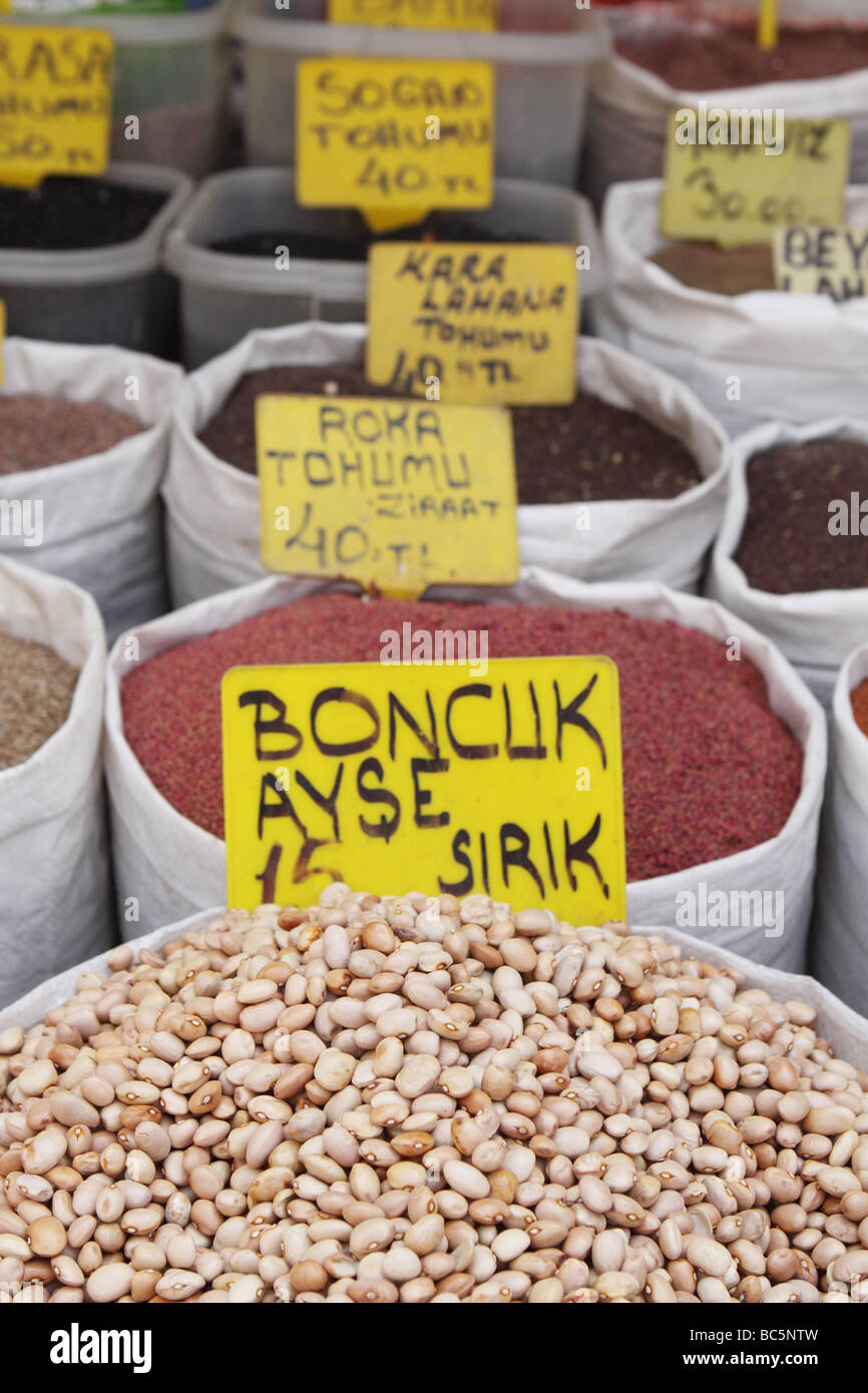 Istanbul Turchia essiccato Boncuk Fagioli per la vendita presso il Bazaar Egiziano mercato questi fagioli sono anche noti come i fagioli del tallone Foto Stock