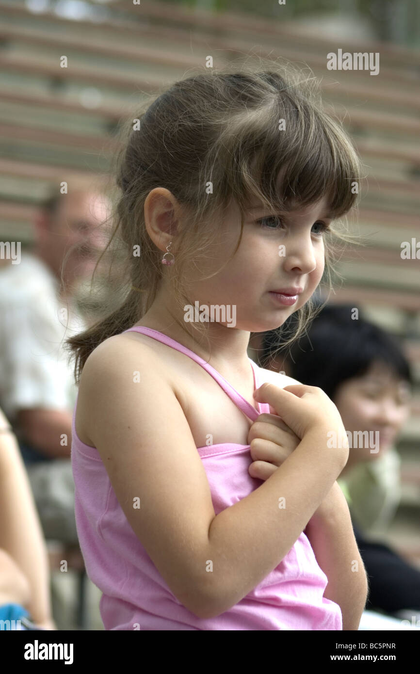 Bambina di cinque anni al parco degli animali selvatici. San Diego, California Foto Stock