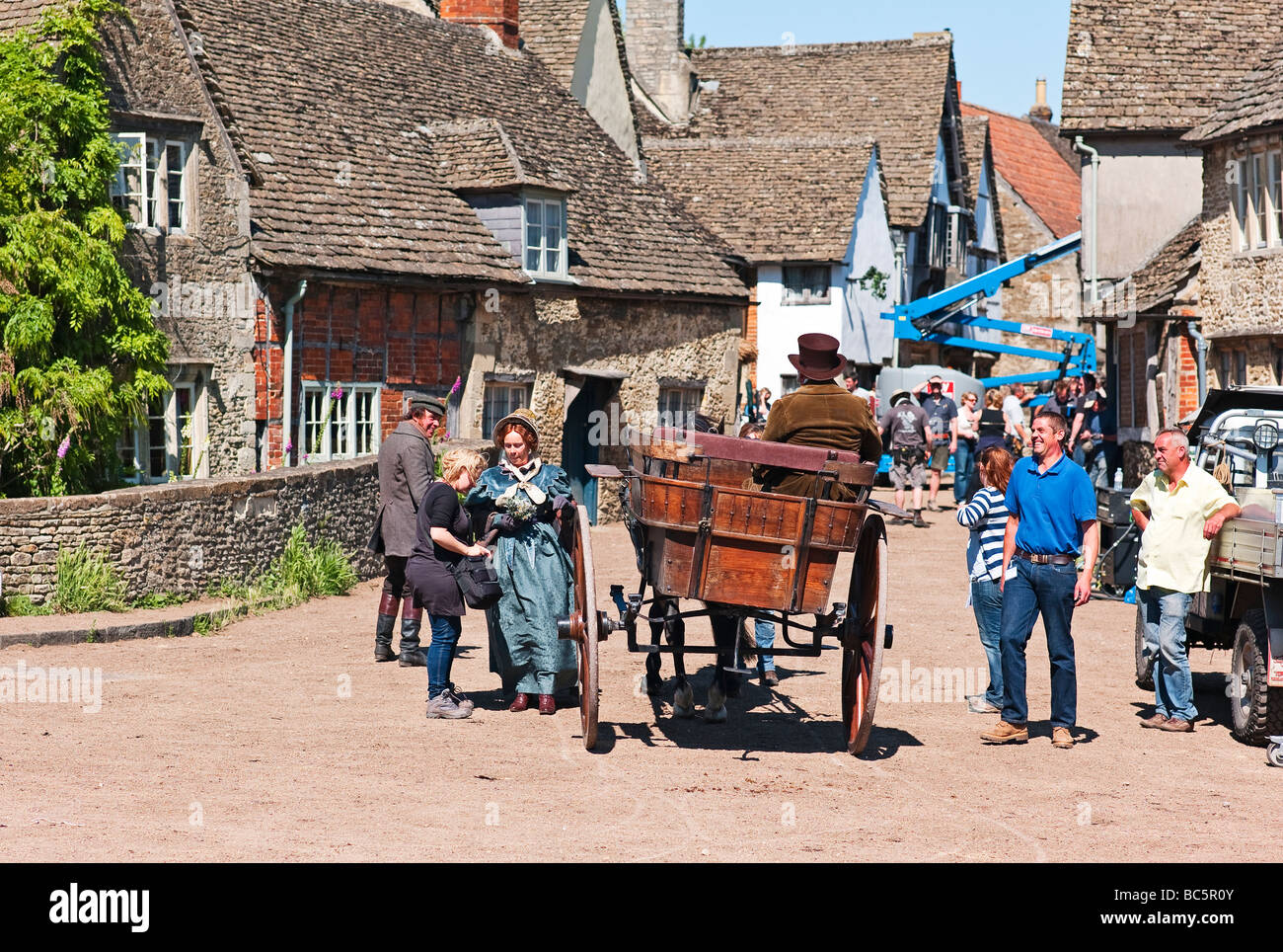 Preparatevi a filmare una foto in un dramma della BBC Cranford a Lacock, 2009 giugno con Celia Imrie Foto Stock