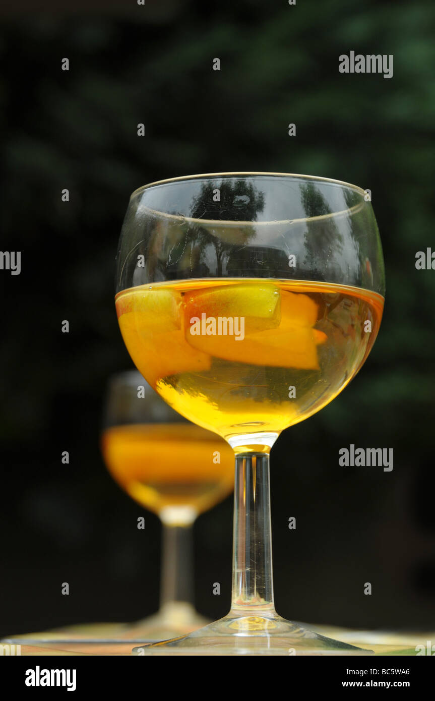 Bicchieri di vino con la bevanda a base di frutta. Foto Stock