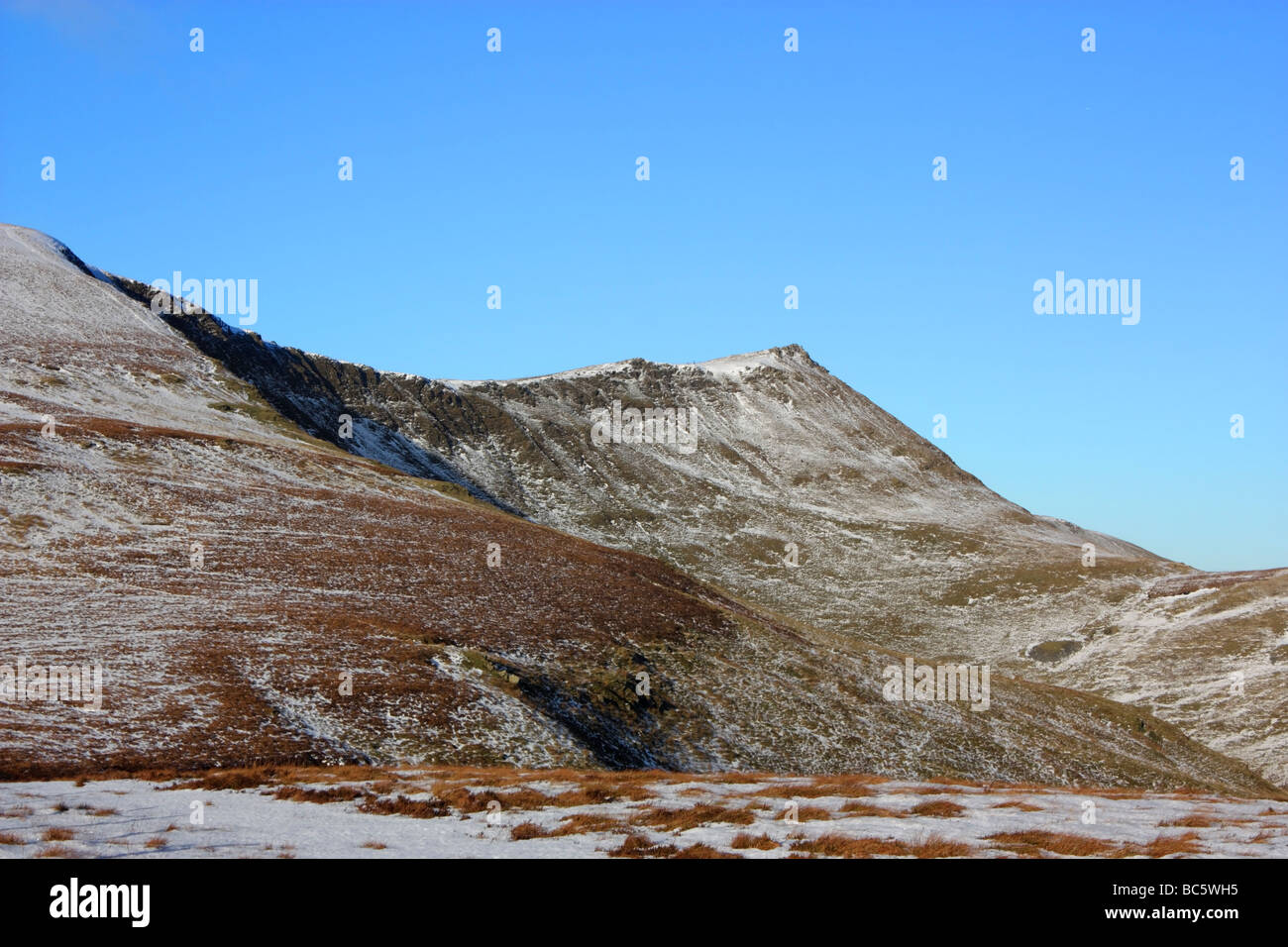 Il picco di Cadair Berwyn visto dalla salita di Moel Synch ed Foto Stock