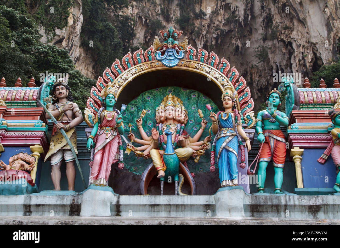 Statue di Lord Murugan e divinità Indù sulla cima di un tempio alla base dei passaggi a Grotte Batu, Kuala Lumpur, Malesia Foto Stock