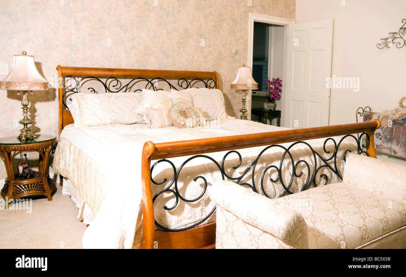 In stile vittoriano con camera con letto king size e fiori in corridoio Foto Stock