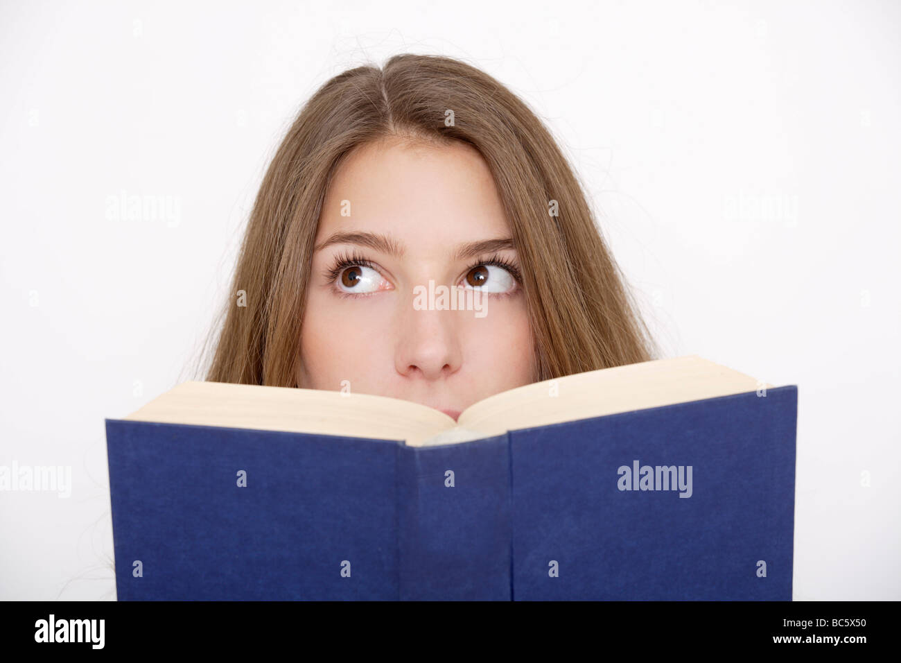 Giovane donna (16-17) lettura del libro Foto Stock
