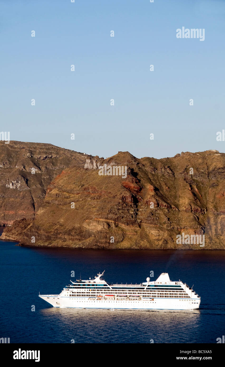 I passeggeri delle navi da crociera del porto di inserimento mentre passa le isole vulcaniche nella caldera di Santorini isola greca Foto Stock