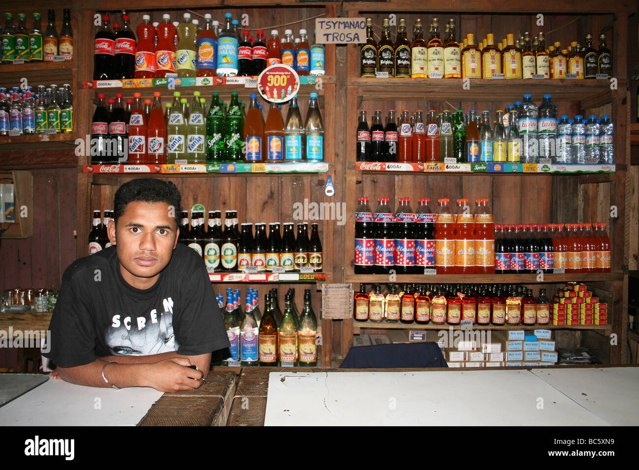 Giovani Madagascan l uomo nella sua bottiglia Store In Andasibe, Toamasina Provincia, Madagascar Foto Stock