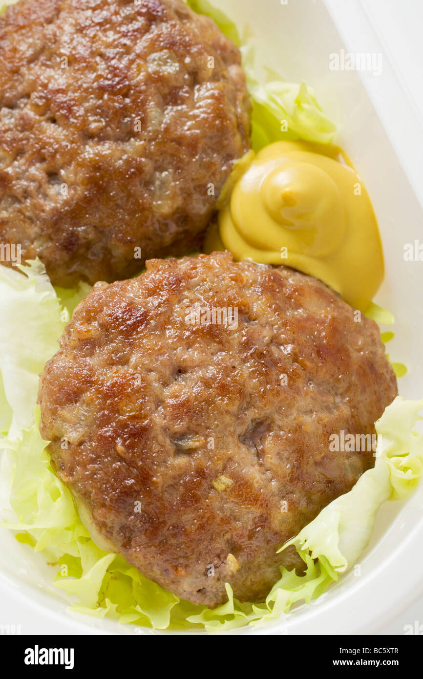 Hamburger con senape e lattuga guarnire - Foto Stock