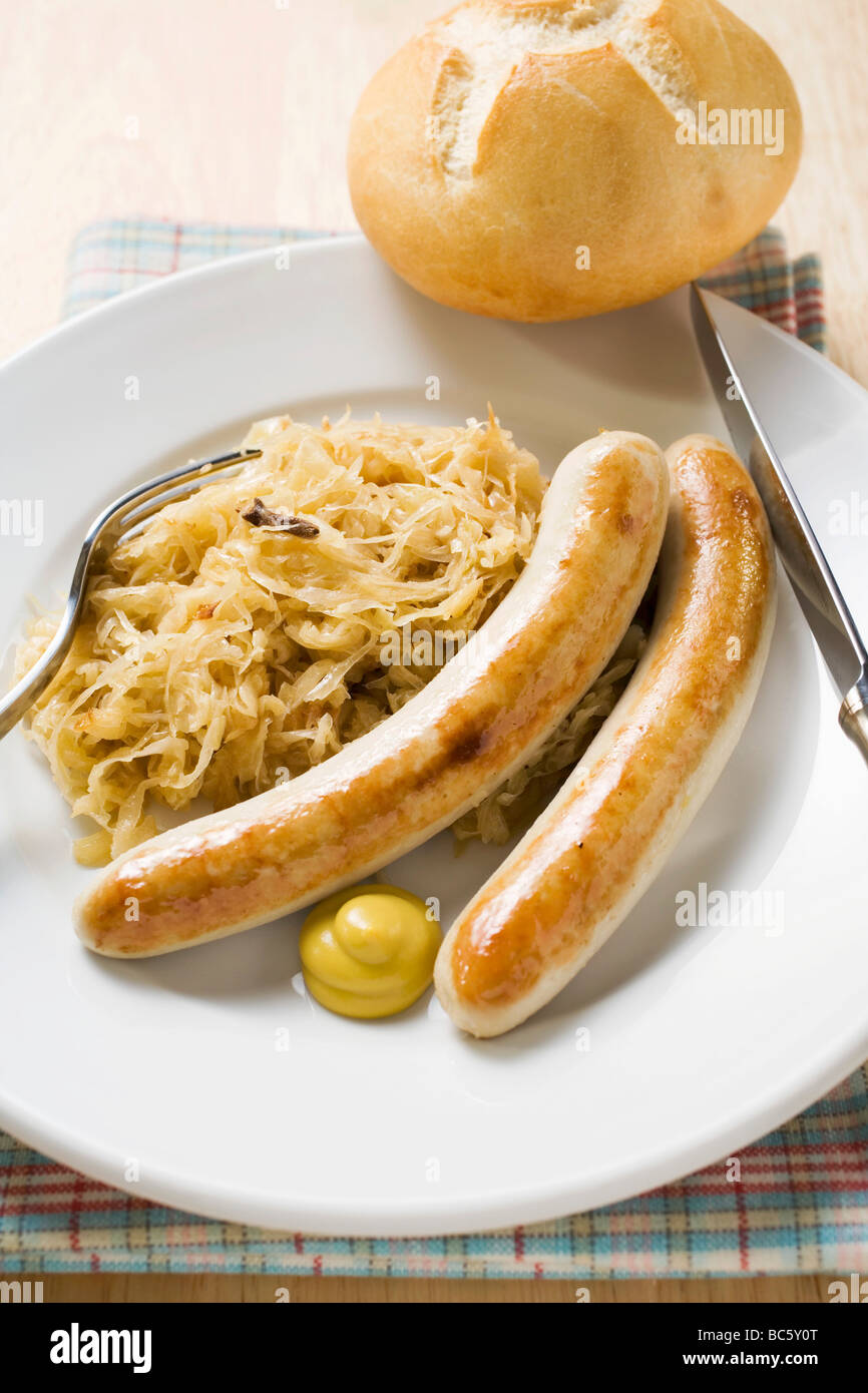 Salsicce con crauti, senape e pane - Foto Stock