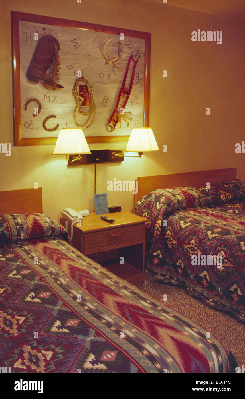 Interno della stanza del motel con display di Western e cowboy paraphernalia di Cactus Inn sul percorso 66 a McLean Texas USA Foto Stock