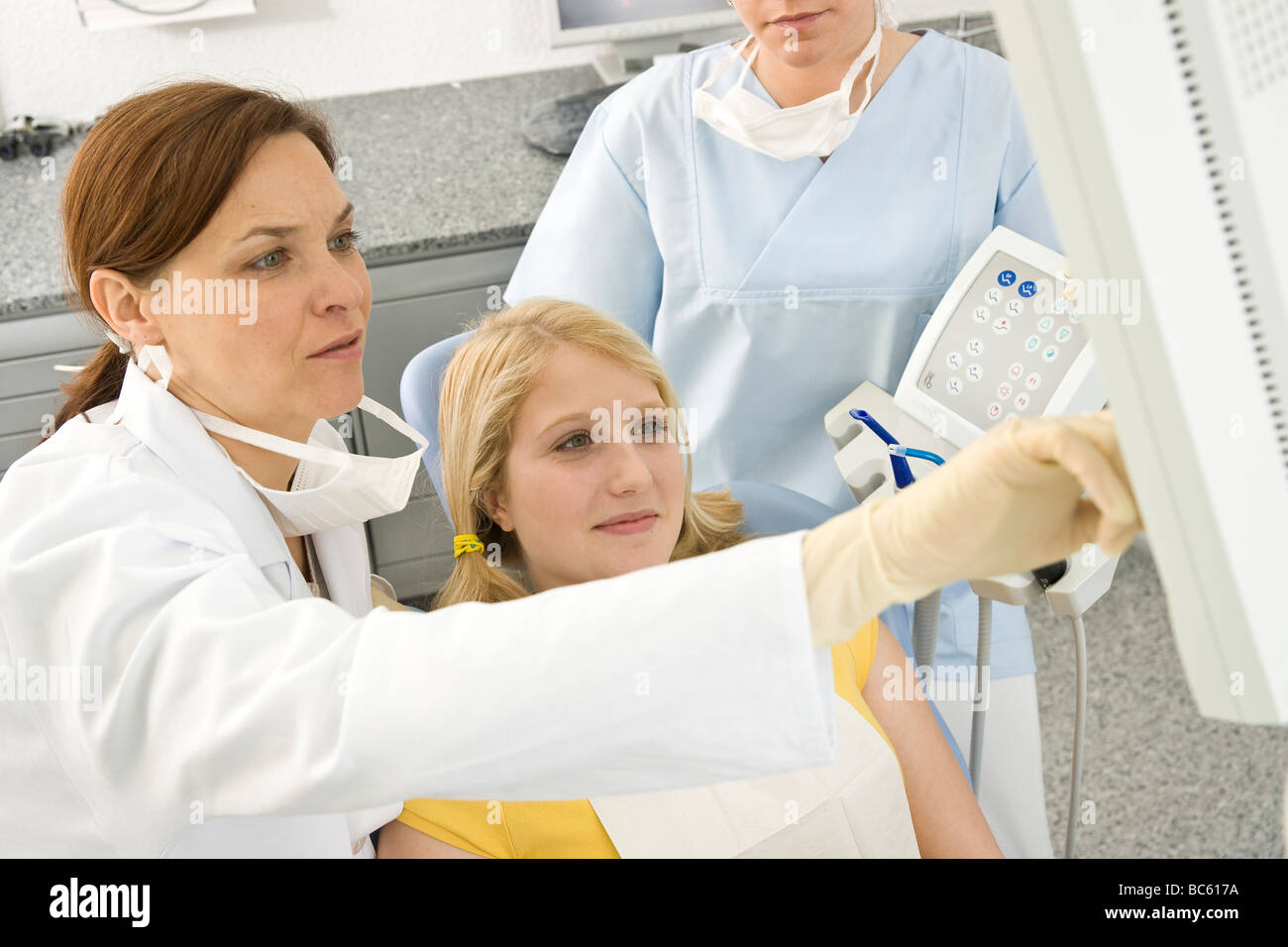 Femmina di dentista e paziente guardando il monitor Foto Stock
