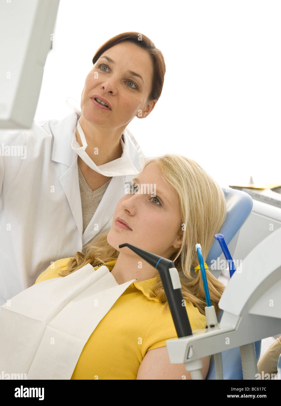 Femmina di dentista e paziente guardando il monitor Foto Stock