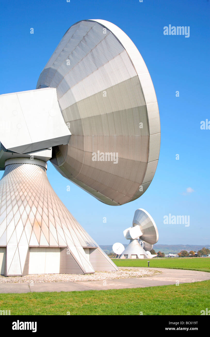 Antenne paraboliche a stazioni terrestri per collegamenti via satellite Foto Stock