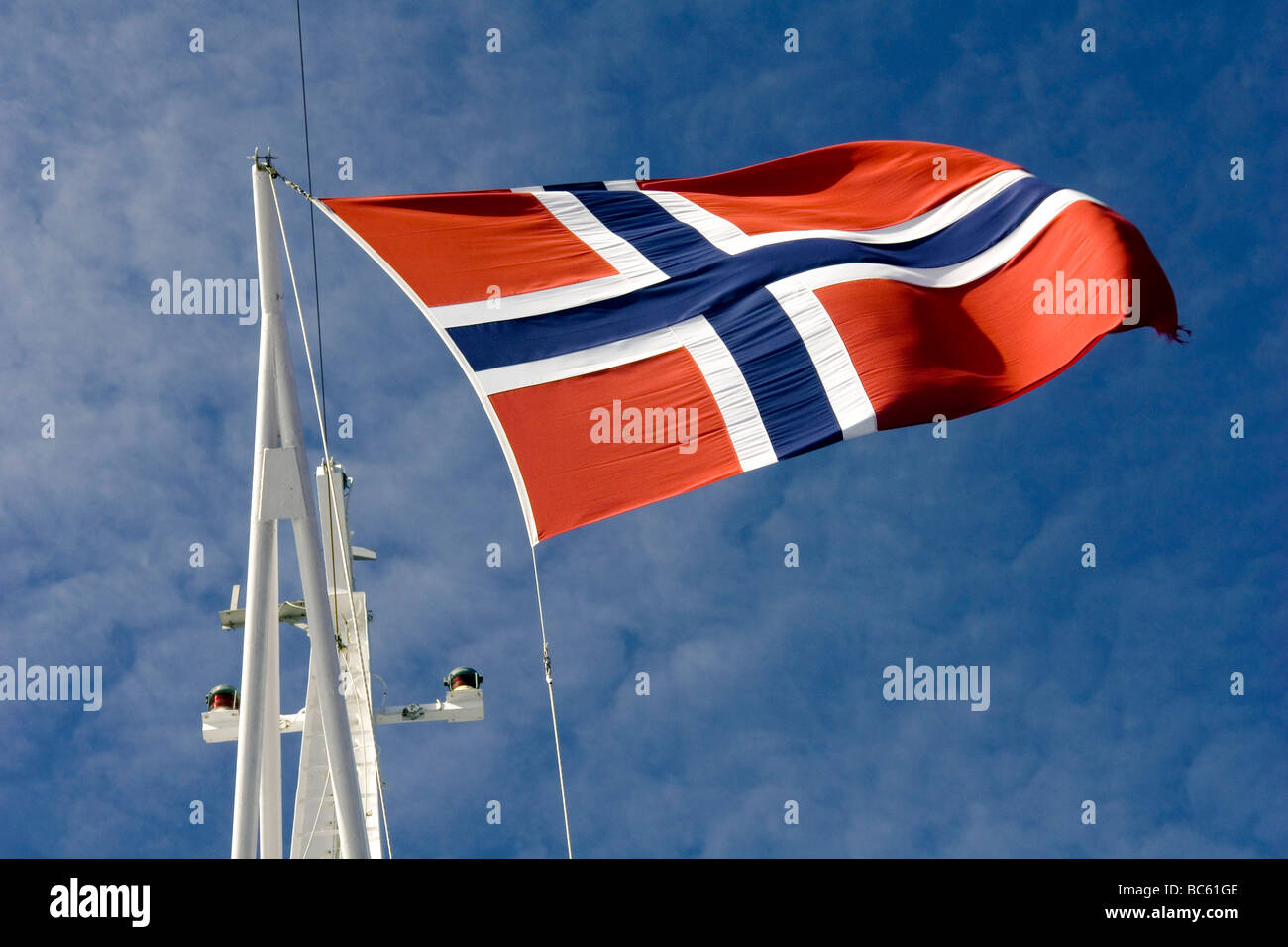 Basso angolo vista della bandiera norvegese svolazzanti, Norvegia Foto Stock