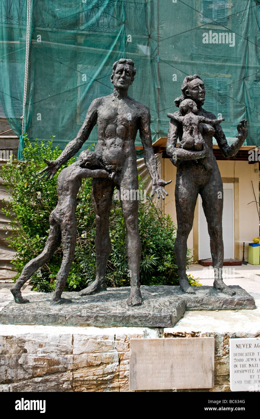 Una statua in bronzo dedicata alla memoria degli ebrei di Corfù che perirono nei campi di concentramento nazisti nel giugno 1944, la città di Corfù Foto Stock