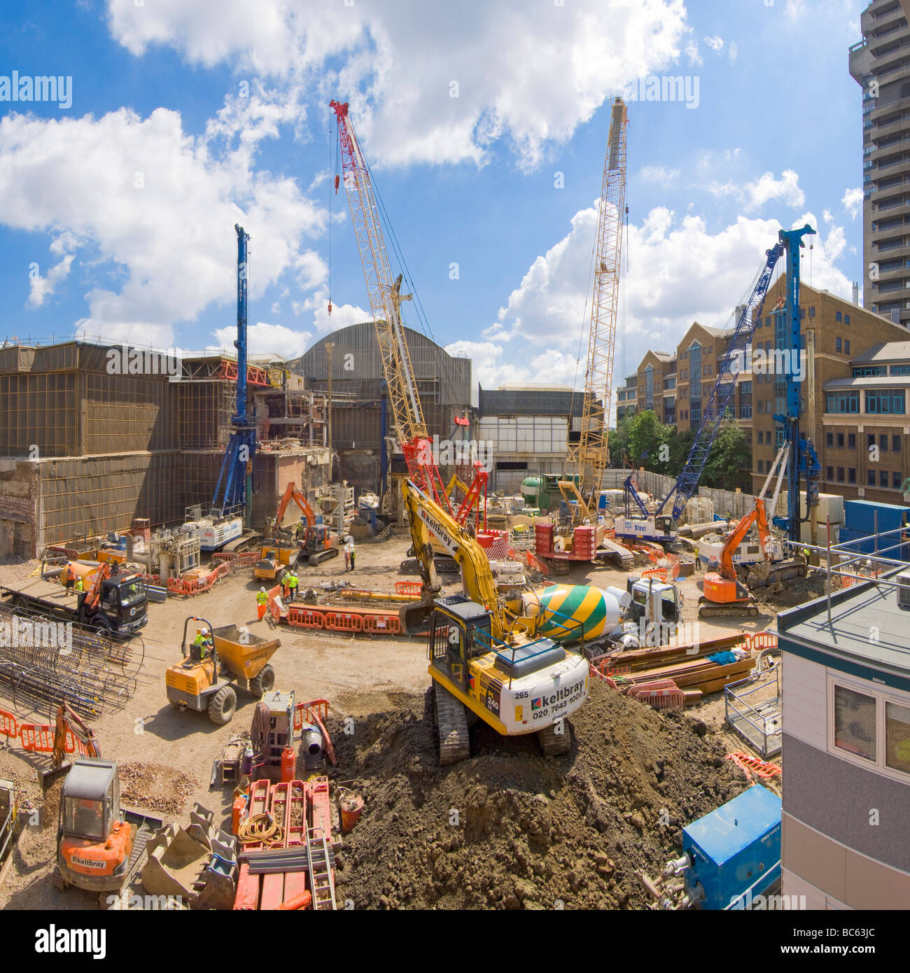 A 2 foto stitch vista panoramica della costruzione del sito di Shard edificio vicino al London Bridge durante le opere di massa. Foto Stock