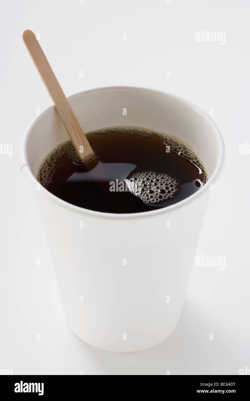 Nero caffè nel bicchiere di carta con agitatore in legno - Foto Stock