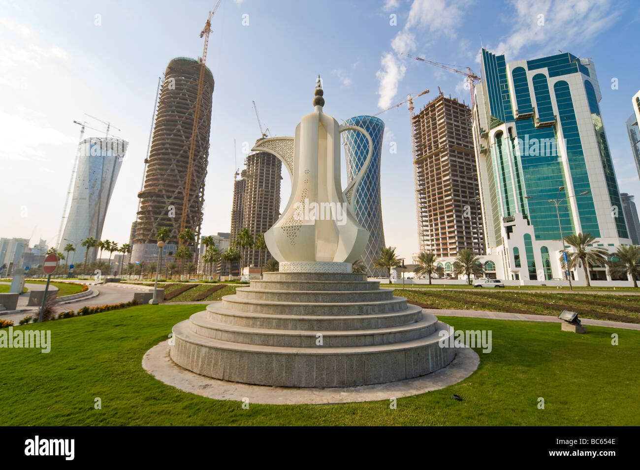 Il Dallah caffettiera scultura sulla Corniche a Doha la capitale del Qatar dietro di esso sono nuovi alti edifici in fase di costruzione Foto Stock