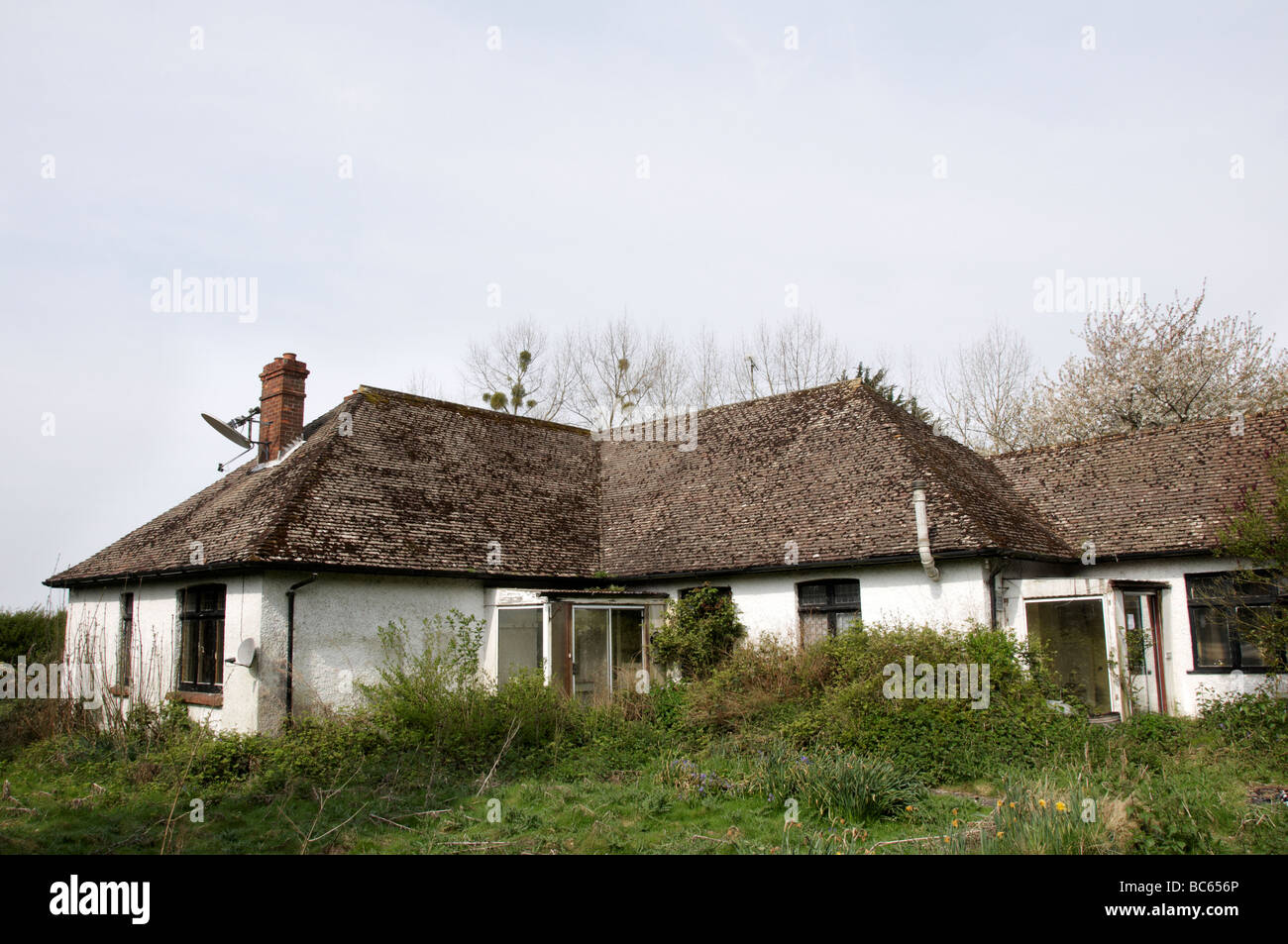 Un vecchio malandato e bungalow abbandonati nella campagna inglese Foto Stock