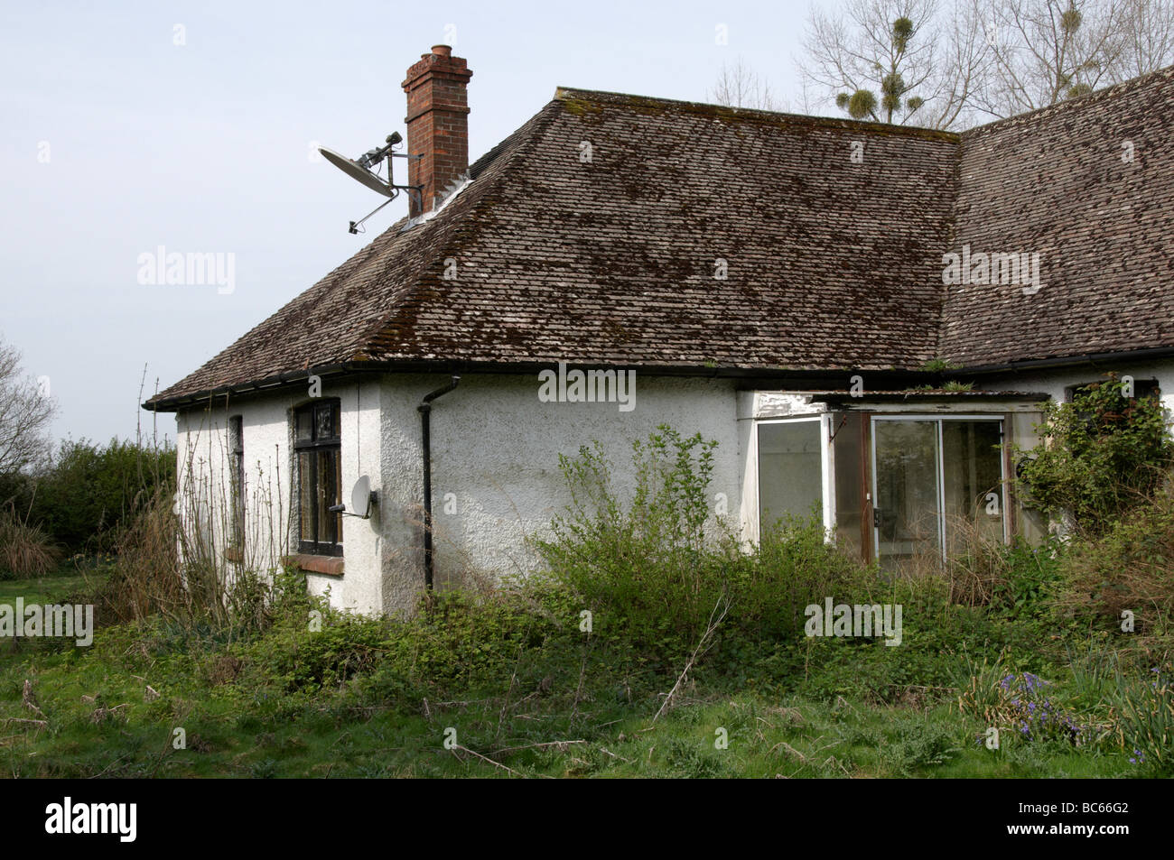 Un vecchio malandato e bungalow abbandonati nella campagna inglese Foto Stock