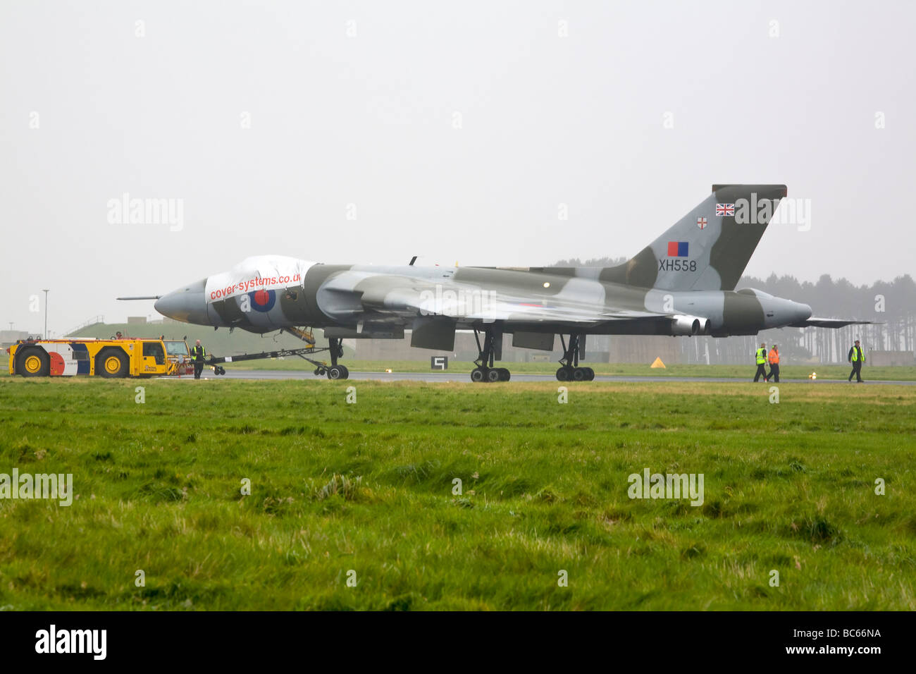 Personale di terra preparazione Avro Vulcan bomber aeromobile per il volo Foto Stock