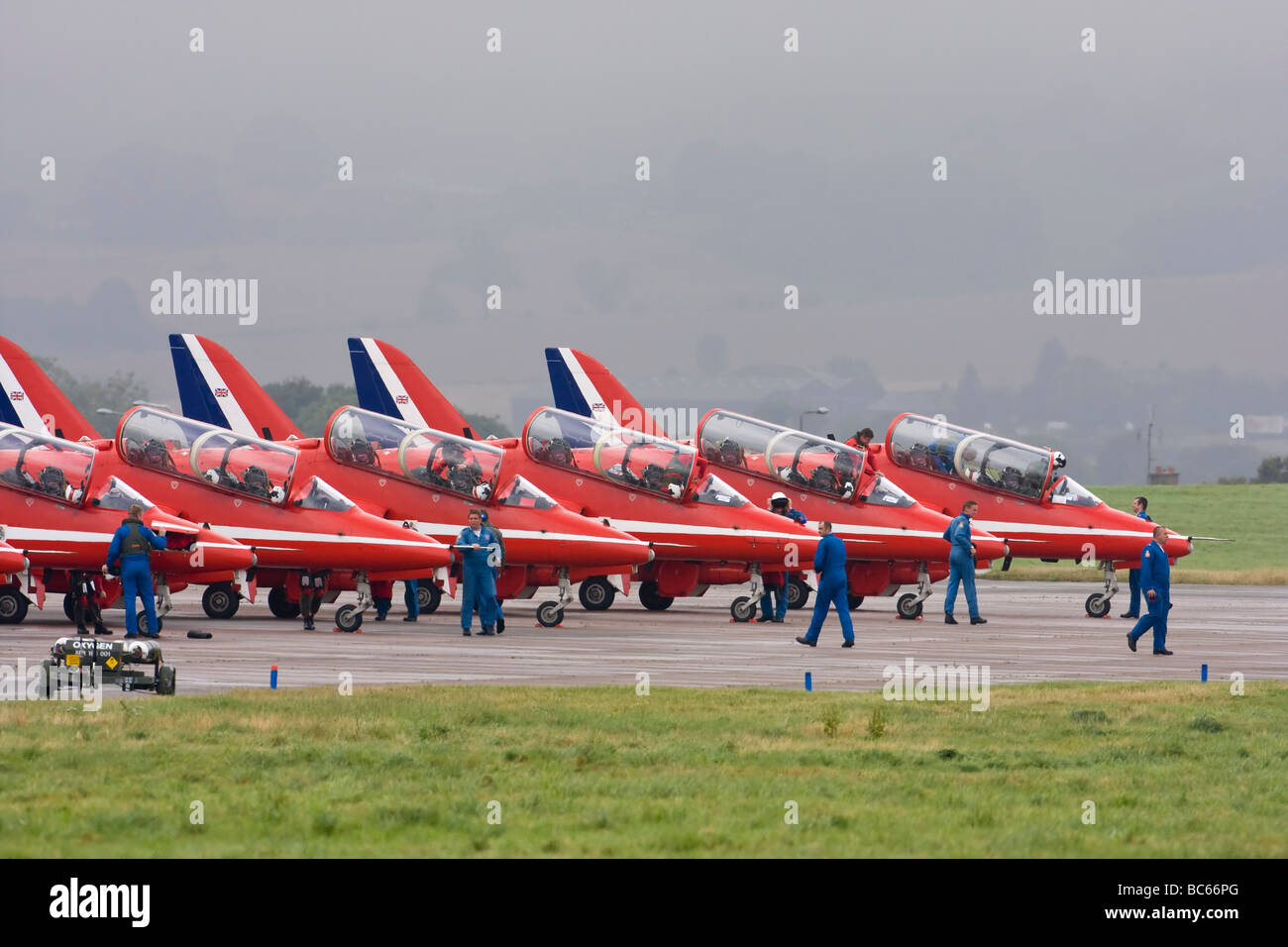 RAF frecce rosse equipaggio a terra la preparazione di aeromobile per il volo Foto Stock