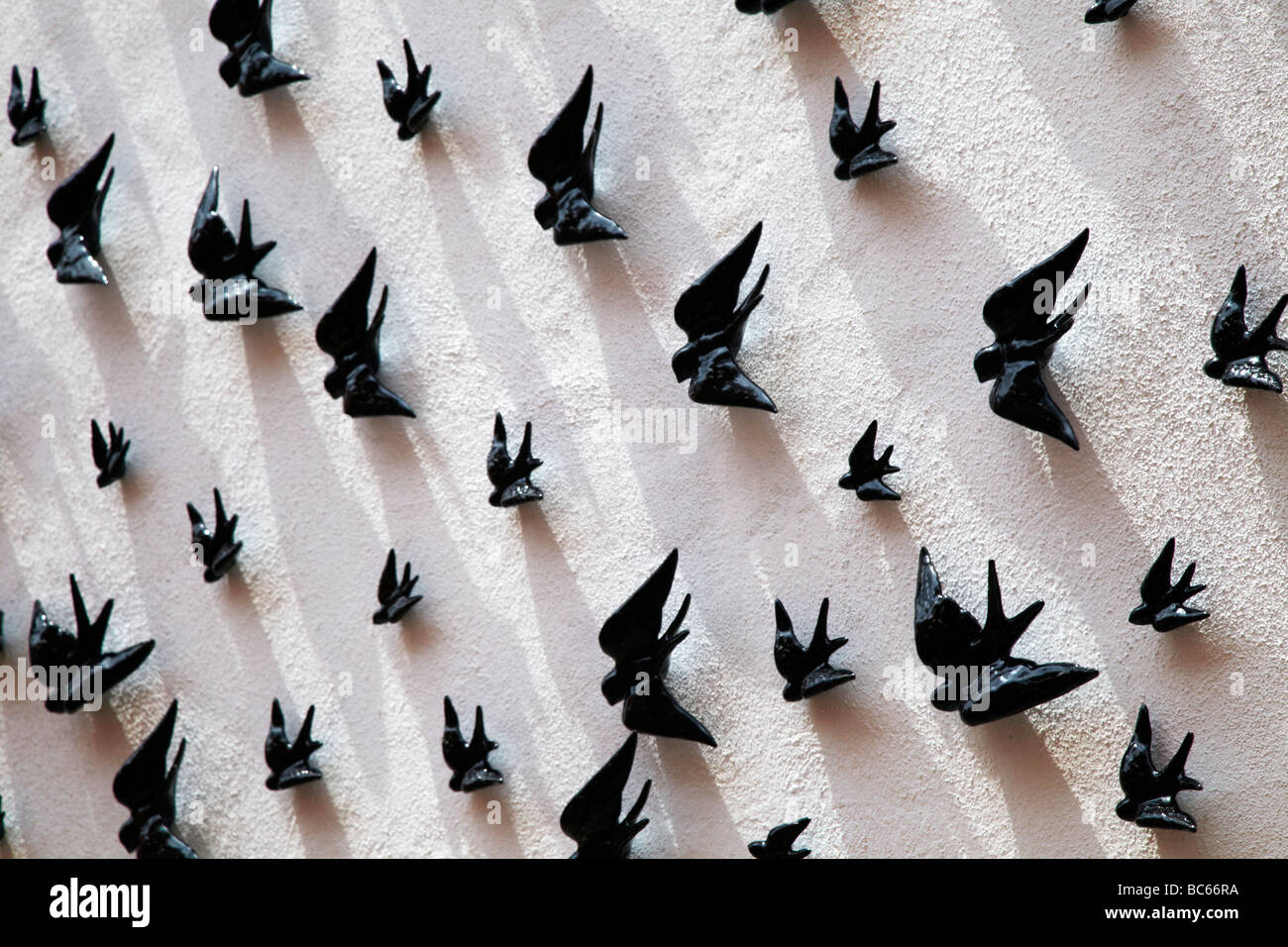 Sculture di uccelli sul muro bianco immagini e fotografie stock ad alta  risoluzione - Alamy