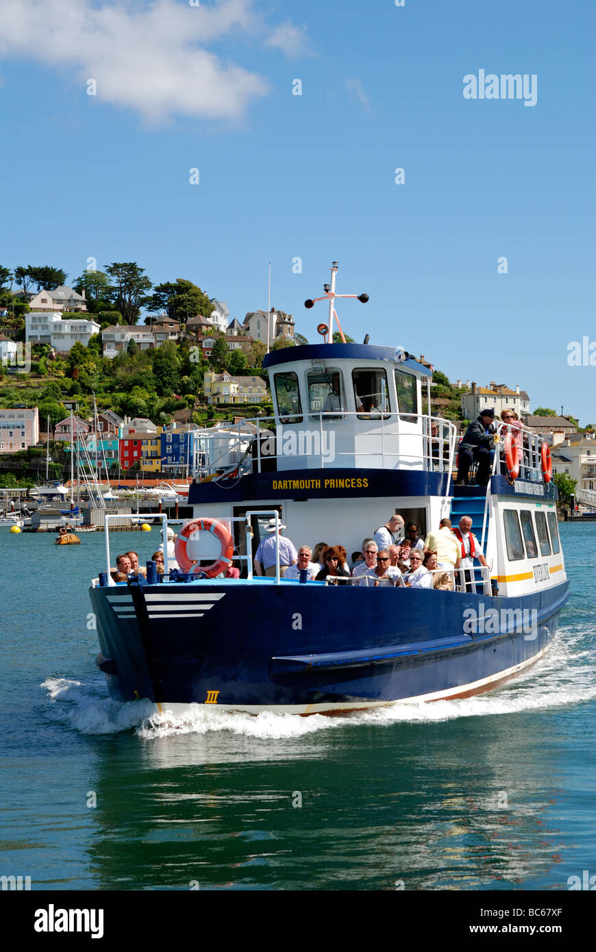 Il dartmouth a kingswear ferry in avvicinamento alla banchina di sbarco a Dartmouth,devon, Regno Unito Foto Stock