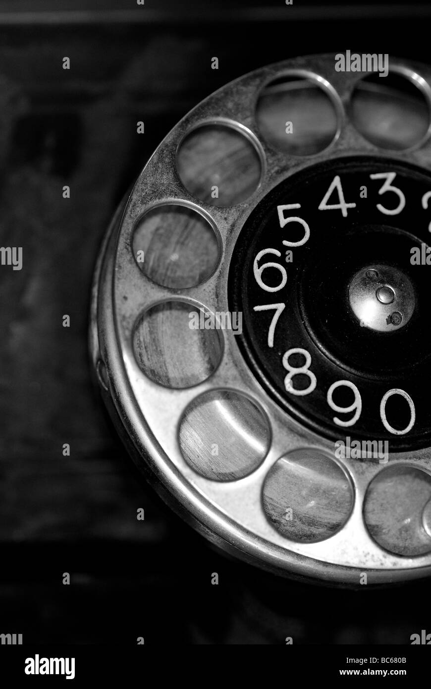 Parziale del disco di composizione di un vecchio telefono in un bianco e nero composizione astratta Foto Stock