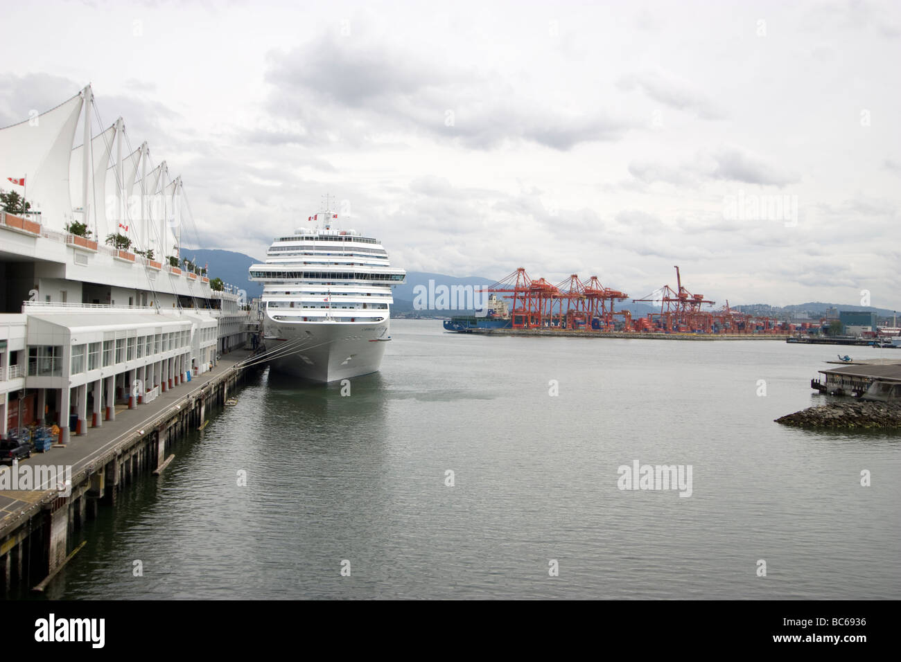 Nave da crociera Carnival Splendor ormeggiata nel centro di Vancouver, Canada Foto Stock