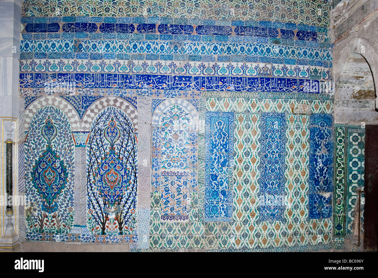 La Turchia , Istanbul , il Palazzo Topkapi , spettacolare blu magnifico modello di piastrelle e pannelli di calligrafia con citazioni dal Corano Foto Stock