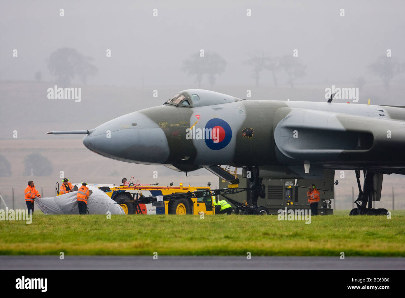 Personale di terra preparazione Avro Vulcan bomber aeromobile per il volo Foto Stock