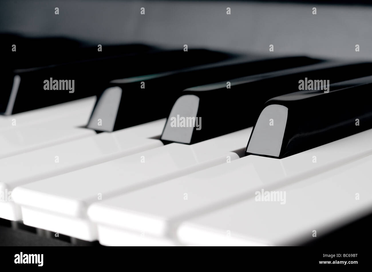 Una superficiale orizzontale di messa a fuoco ravvicinata di un pianoforte i tasti della tastiera Foto Stock