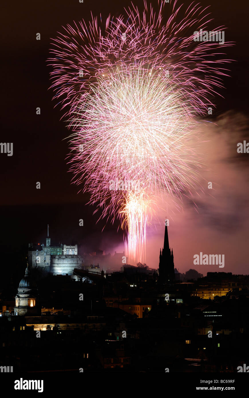 Fuochi d'artificio sul Castello di Edimburgo da Salisbury Crags, Scozia Foto Stock