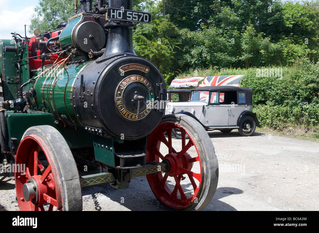 Motore di trazione e auto classica a 1940's rievocazione evento in Hampshire, Inghilterra Foto Stock