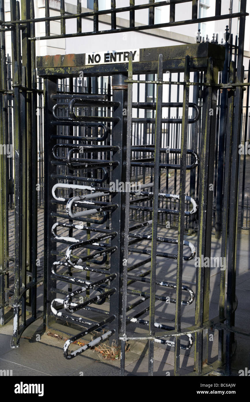 Vecchio girevole barriera di sicurezza al di fuori del palazzo di giustizia in derry Foto Stock