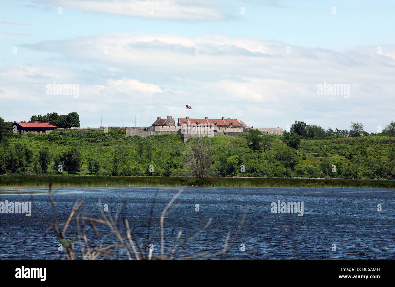 Fort Ticonderoga shot dal percorso 22 con una distesa di acqua e alberi. Foto Stock
