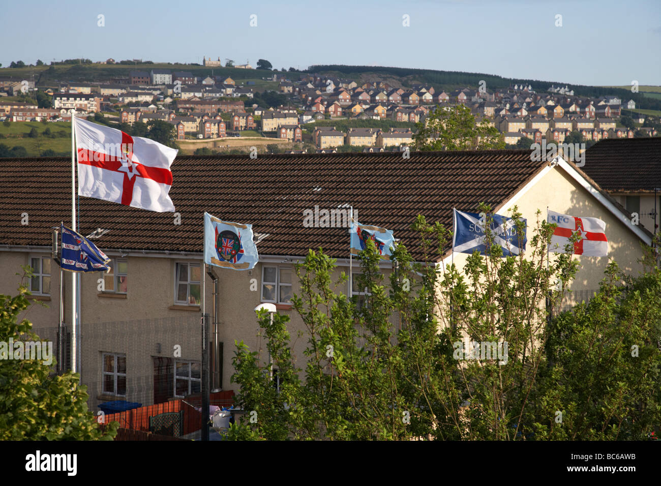 La fontana station wagon battenti bandiere lealisti in Derry City County Londonderry Irlanda del Nord Regno Unito Foto Stock