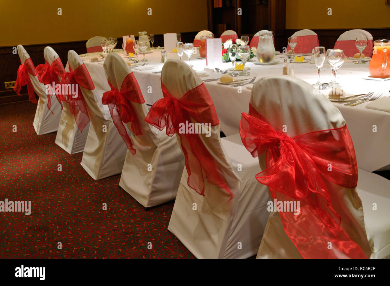 Un matrimonio di tavolo da pranzo e sedie. Foto Stock