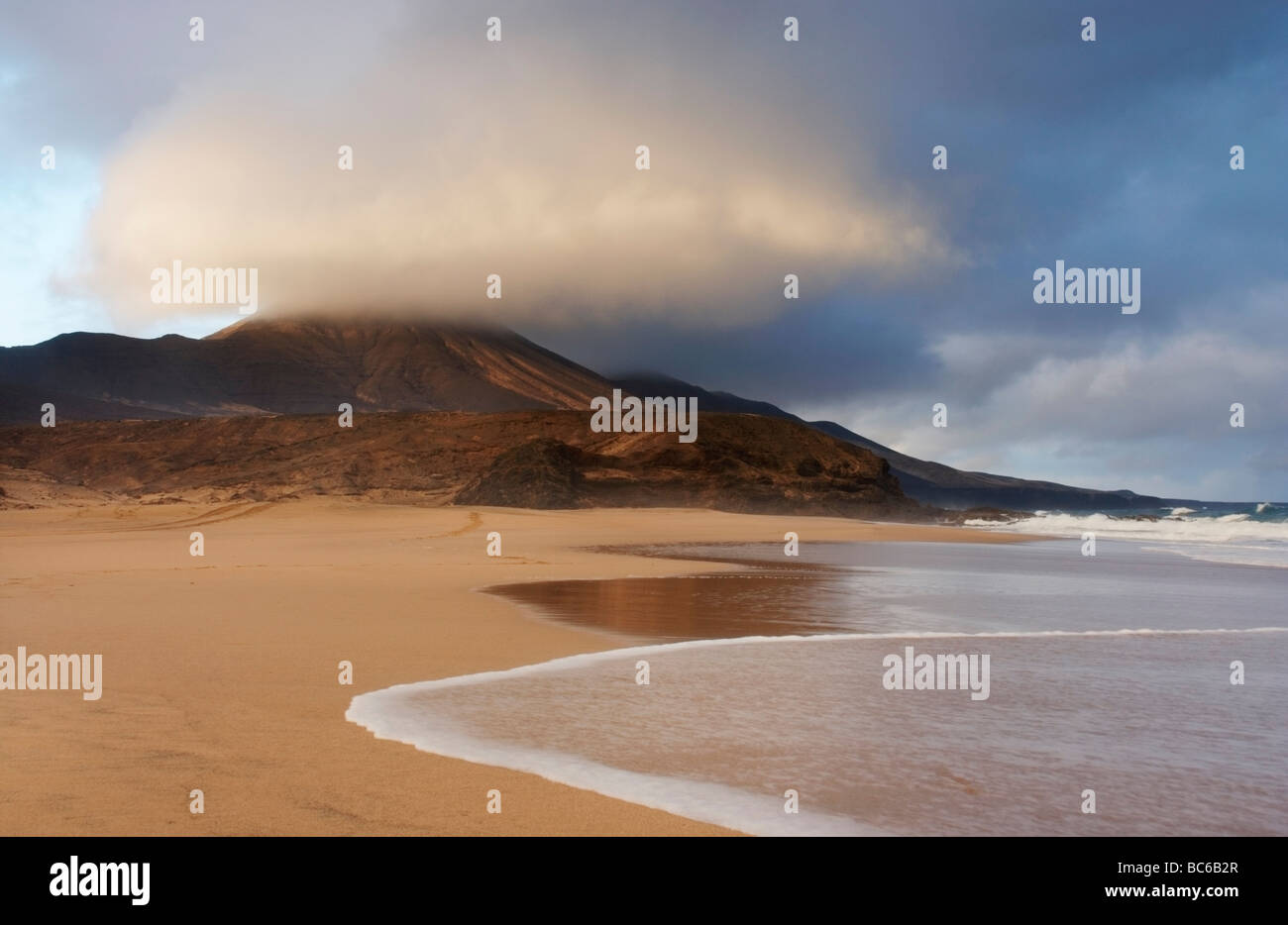 La mattina presto nuvole temporalesche passando sulla montagna vulcanica sulla Spiaggia Cofete, Jandia, Fuerteventura, Isole canarie, Spagna. Foto Stock