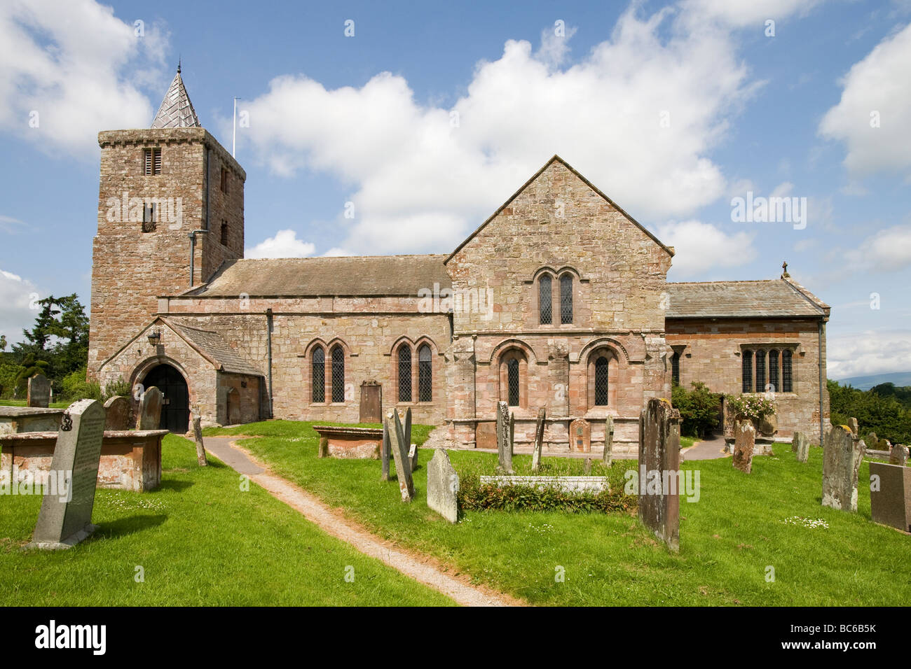 St Laurence anglosassone di chiesa e cimitero Morland Cumbria Regno Unito Foto Stock