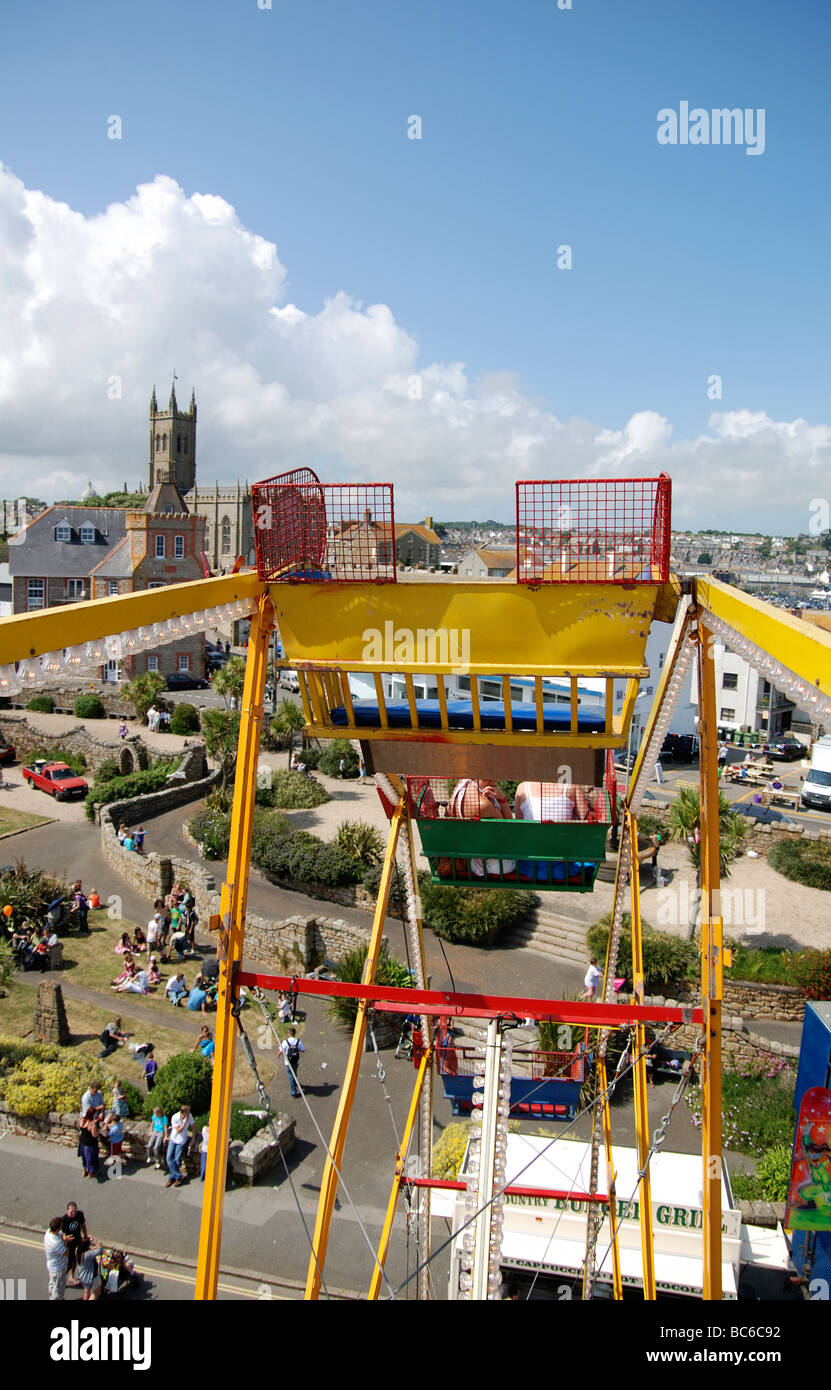 Guardando oltre penzance in Cornovaglia regno unito dalla cima di un ferries wheel ride presso la fiera Foto Stock